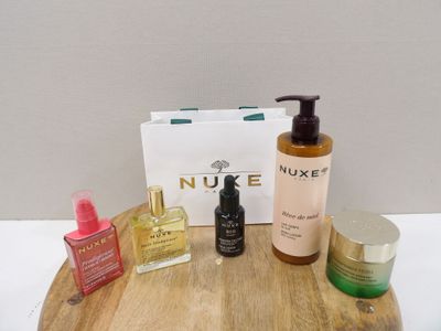 un plateau en bois sur lequel sont disposés de nombreux produits de beauté