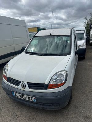 une camionnette blanche garée dans un parking