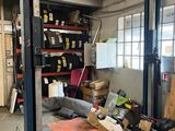 un garage rempli d'outils