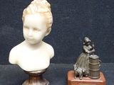 un petit buste de femme et une statue représentant une jeune fille