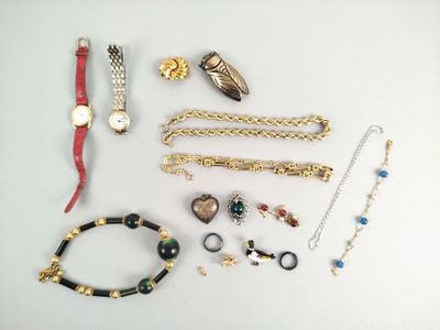 beaucoup de bijoux posés sur la table