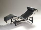 une image représentant une chaise longue en cuir noir sur fond blanc