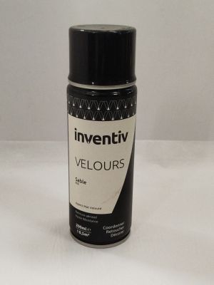 un pot de peinture noire posé sur une table blanche