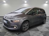 une citrole grise garée sur le sol en damier d'un garage