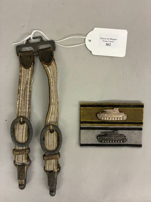 deux ceintures et un portefeuille posés sur une table