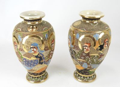 deux vases posés côte à côte sur une surface blanche