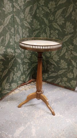Petite sellette plateau marbre ceint d’une galerie en laiton : H ...