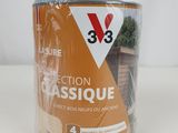 un gros plan sur un pot de peinture posé sur une table