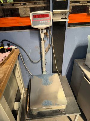 a scale that is sitting on a counter in a kitchen