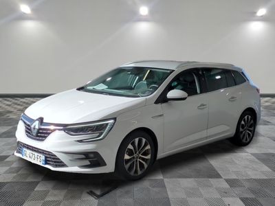 la voiture blanche est garée sur le sol à carreaux d'une pièce
