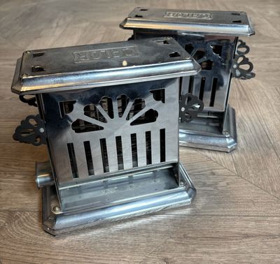 Paire de grille pain anciens CALOR en métal. H. 19 - L. 19,5…