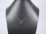 un mannequin noir portant un collier en or