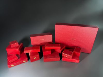 un groupe de boîtes rouges posées les unes à côté des autres sur une table