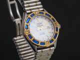 une montre en argent et en or rehaussée de touches de bleu