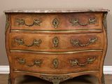 une commode en marbre sur un plancher en bois