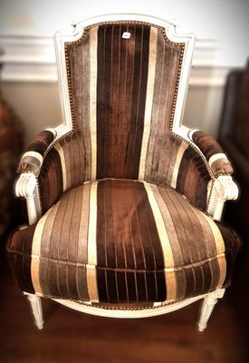 a chair that is sitting in the corner of a room