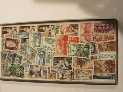 une photo d'une photo d'un mur avec des timbres dessus