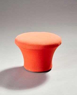 un tabouret orange posé sur une surface blanche