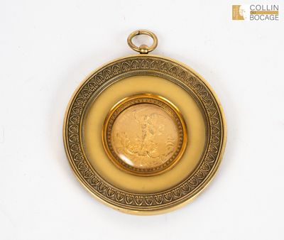 une pièce d'or au milieu d'une assiette en or