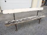 un banc en bois posé devant un garage