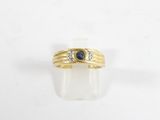 une image d'une bague en or avec un saphir et des diamants