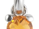 un gros plan d'un pendentif orné d'une topaze orange
