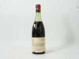 une bouteille de vin posée sur une table