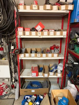 de nombreuses caisses d'outils sur les étagères du garage
