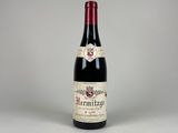 la bouteille de vin rouge est posée sur la table