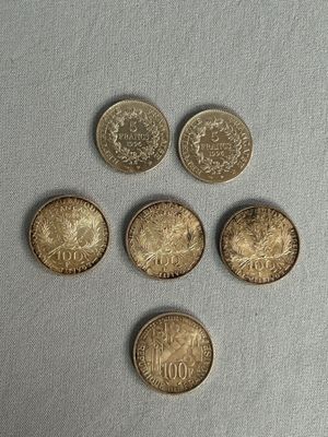 six types de pièces différents sur une surface blanche