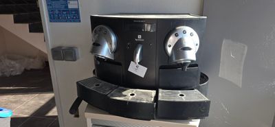 une machine à café posée sur une table