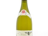 une bouteille de vin posée sur une table