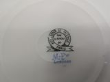 la plaque est blanche et comporte un emblème noir