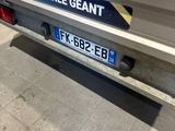 un camion sur lequel est apposée une pancarte à l'arrière