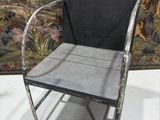 une chaise placée devant une tapisserie