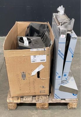 un tas de matériel électronique posé sur une palette