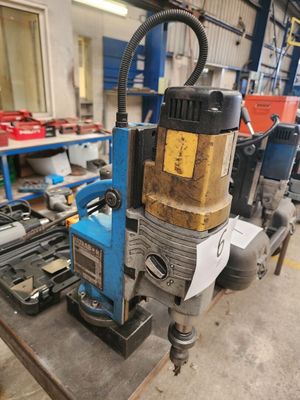 une machine posée sur une table dans une pièce