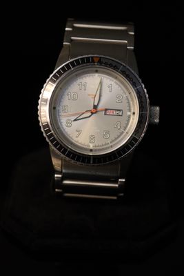 VESTAL. Modèle Fathom. Montre bracelet d'homme en acier à lu…