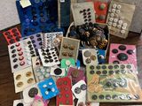 il y a toutes sortes de boutons sur la table