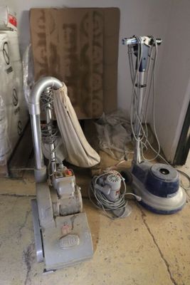 une machine posée sur le sol à côté d'une boîte