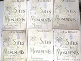 six livres posés sur une table, dont plusieurs empilés les uns sur les autres