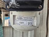 un gros plan d'une machine sur laquelle est apposée une étiquette