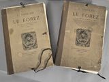 deux livres posés sur une table