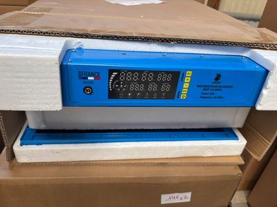 une boîte sur laquelle est posée une horloge numérique