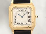 une image d'une montre-bracelet en or avec des chiffres romains sur le cadran