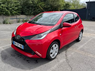 La Toyota AY rouge est garée sur un parking