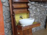 un lavabo et un meuble dans une pièce aux murs en pierre