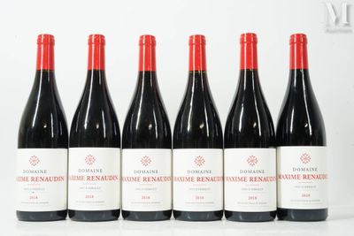 six bouteilles de vin rouge sont alignées sur une table