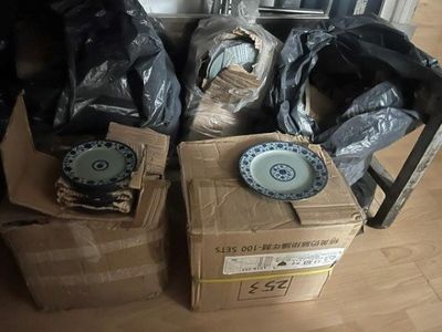 deux boîtes posées par terre, sur lesquelles sont disposées des assiettes
