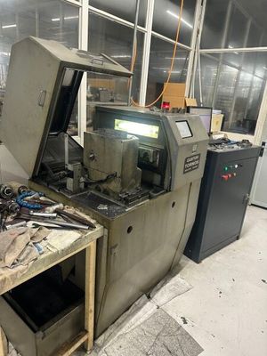 une machine placée au milieu d'une pièce